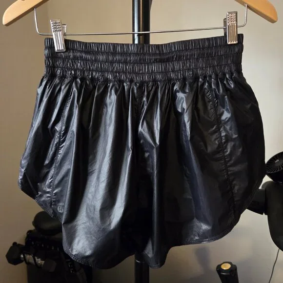 New Rare LULULEMON Hotty Hot High Rise Shorts 4" Black Matte Sheen Lined 6 - Picture 8 of 12